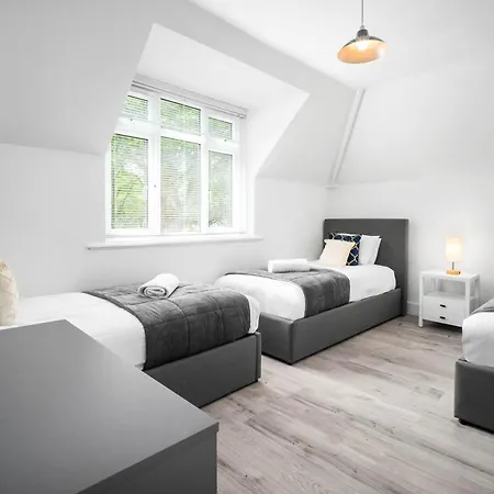 Three Bedroom House - Parking & Garden - Netflix - Wifi - Great Location - 215r Holiday home *