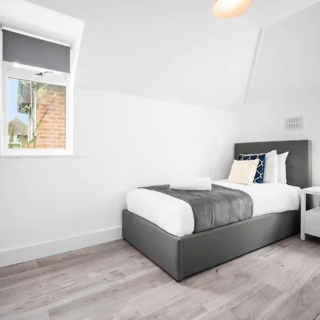 Three Bedroom House - Parking & Garden - Netflix - Wifi - Great Location - 215r