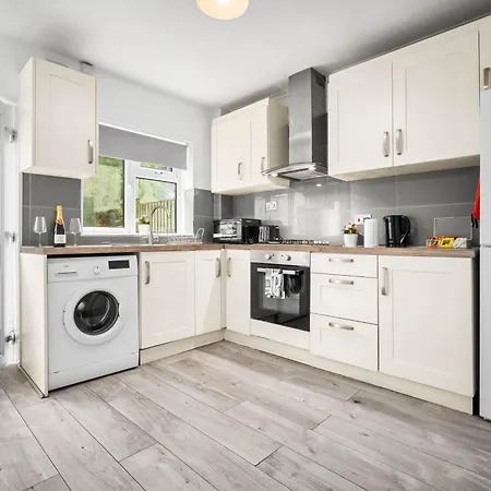 Holiday home Three Bedroom House - Parking & Garden - Netflix - Wifi - Great Location - 215r *