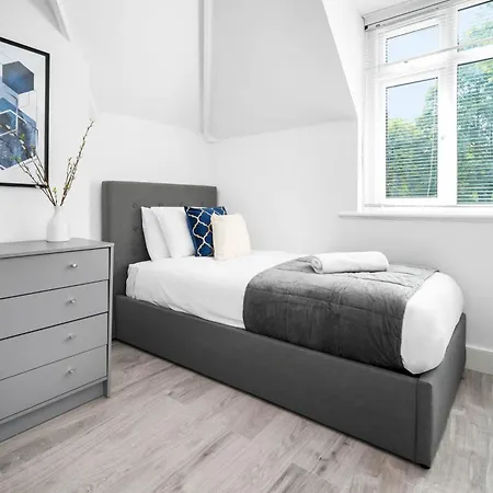 Three Bedroom House - Parking & Garden - Netflix - Wifi - Great Location - 215r *