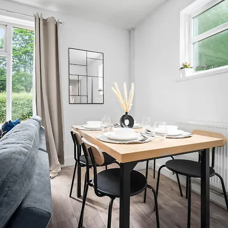 Three Bedroom House - Parking & Garden - Netflix - Wifi - Great Location - 215r *