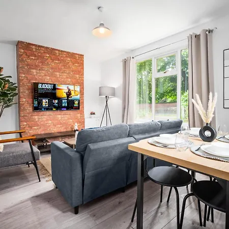 Three Bedroom House - Parking & Garden - Netflix - Wifi - Great Location - 215r Holiday home