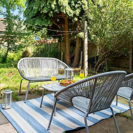 Three Bedroom House - Parking & Garden - Netflix - Wifi - Great Location - 215r